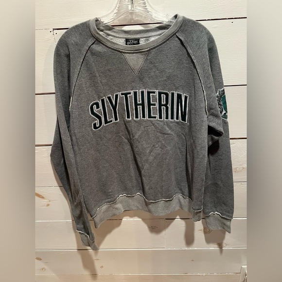 Universal Studios Harry Potter Gray Slytherin Sweatshirt, medium, EUC, green - Picture 1 of 7